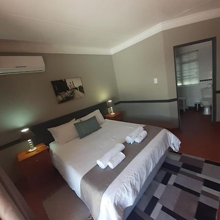 Oakwood Lodge Bloemfontein Ngoại thất bức ảnh A room at the Protea Hotel, Polokwane