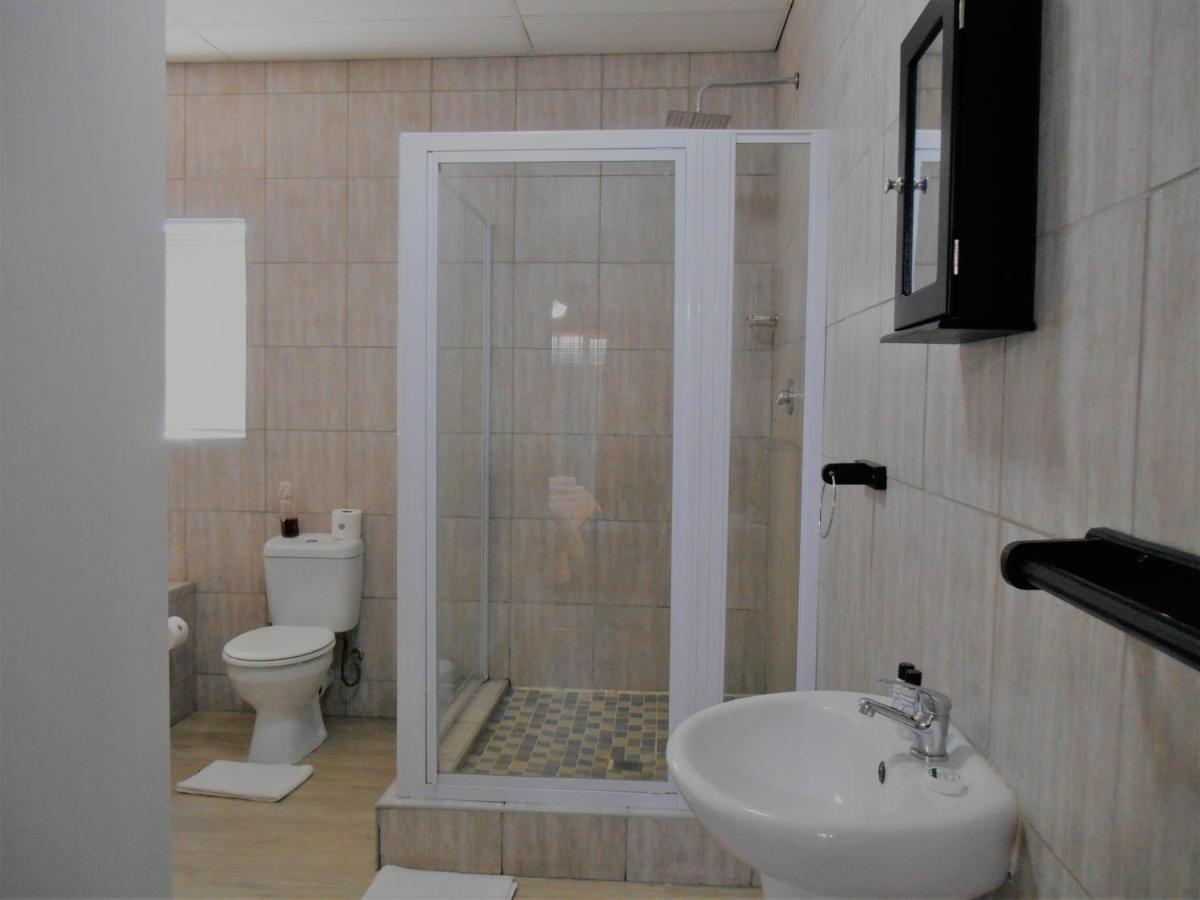 Oakwood Lodge Bloemfontein Ngoại thất bức ảnh A shower cubicle