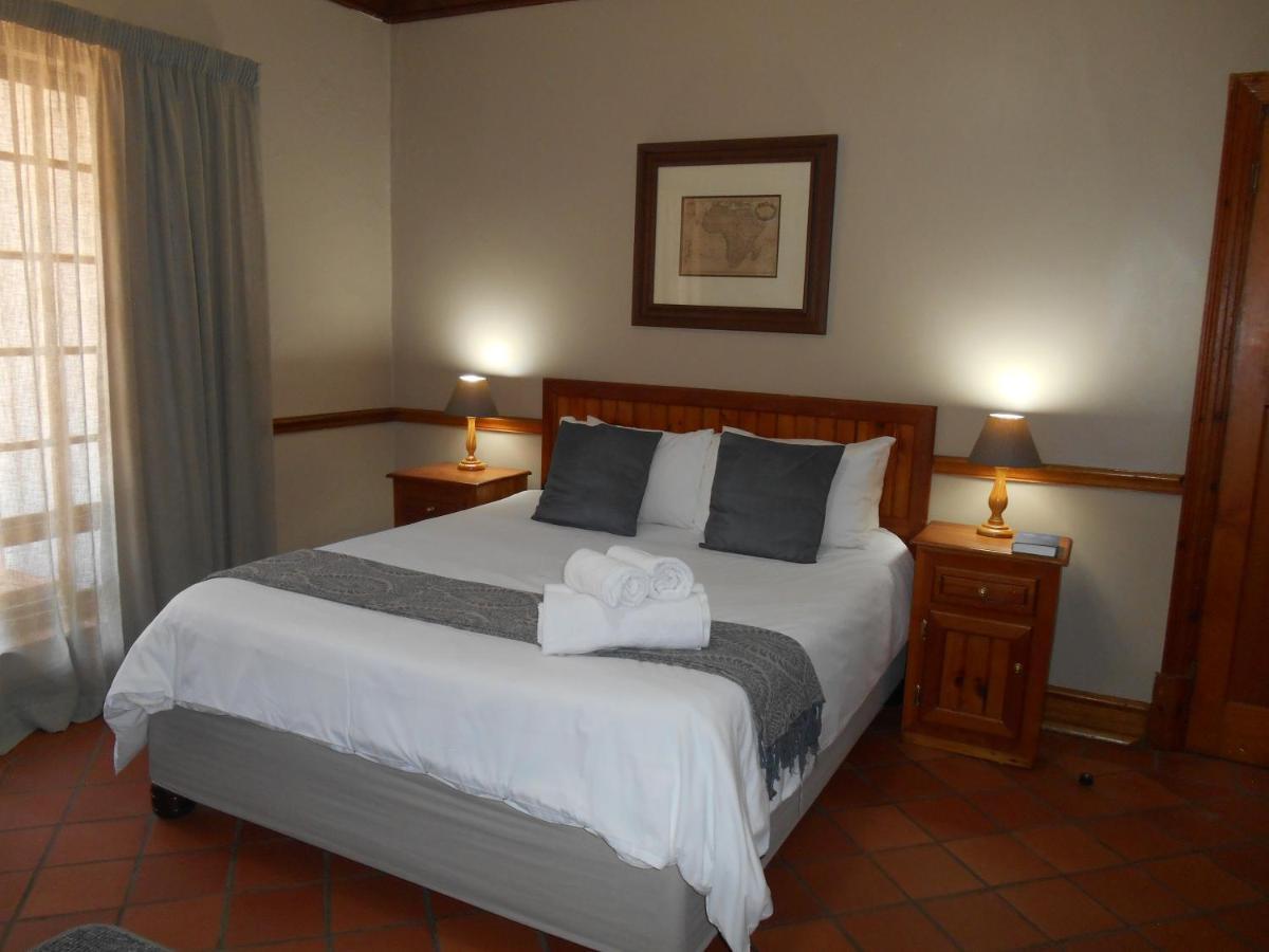 Oakwood Lodge Bloemfontein Ngoại thất bức ảnh A bedroom at the hotel