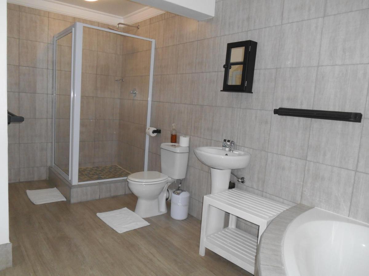 Oakwood Lodge Bloemfontein Ngoại thất bức ảnh Bathroom with shower cubicle