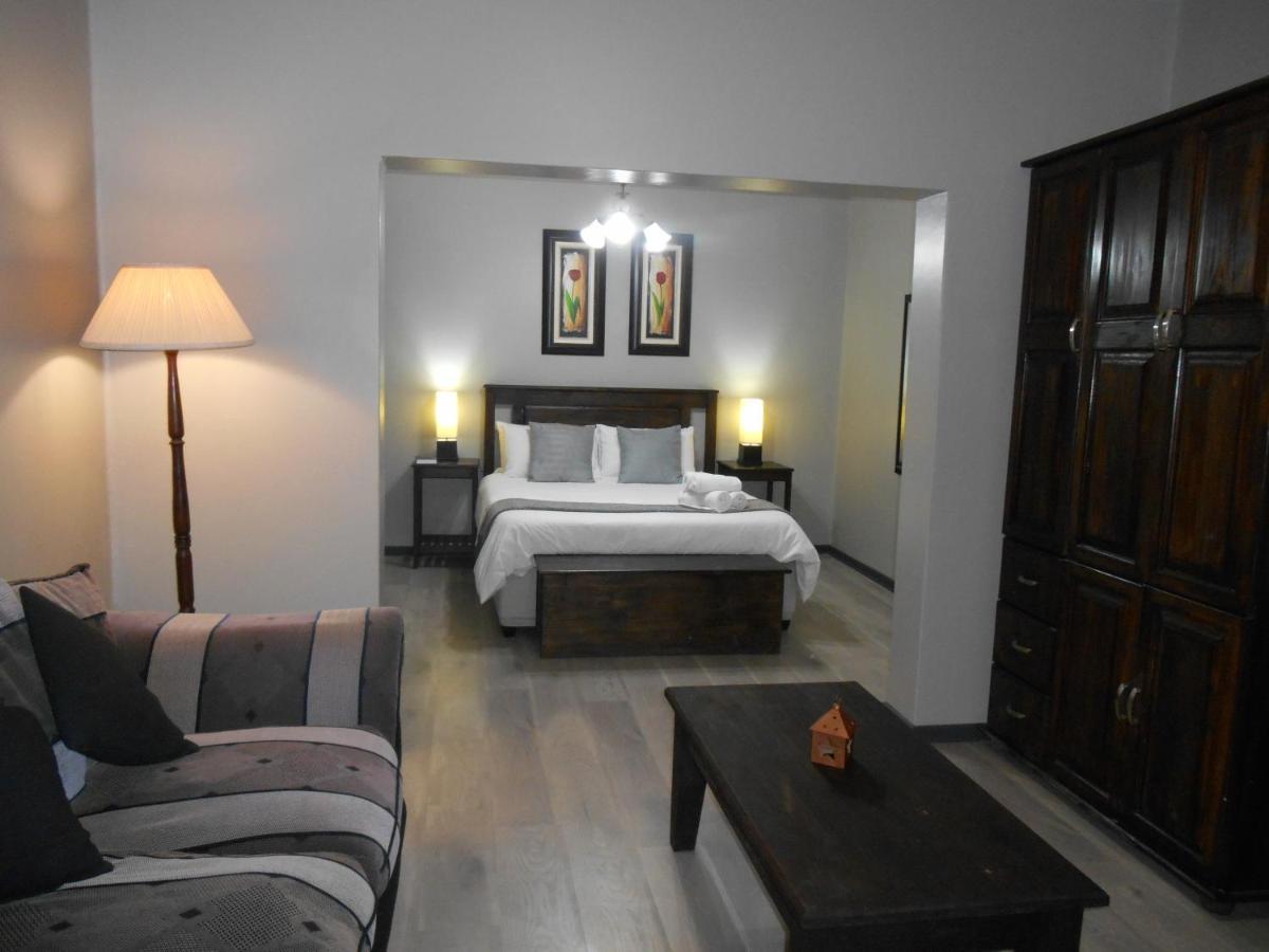 Oakwood Lodge Bloemfontein Ngoại thất bức ảnh A bedroom in a hotel