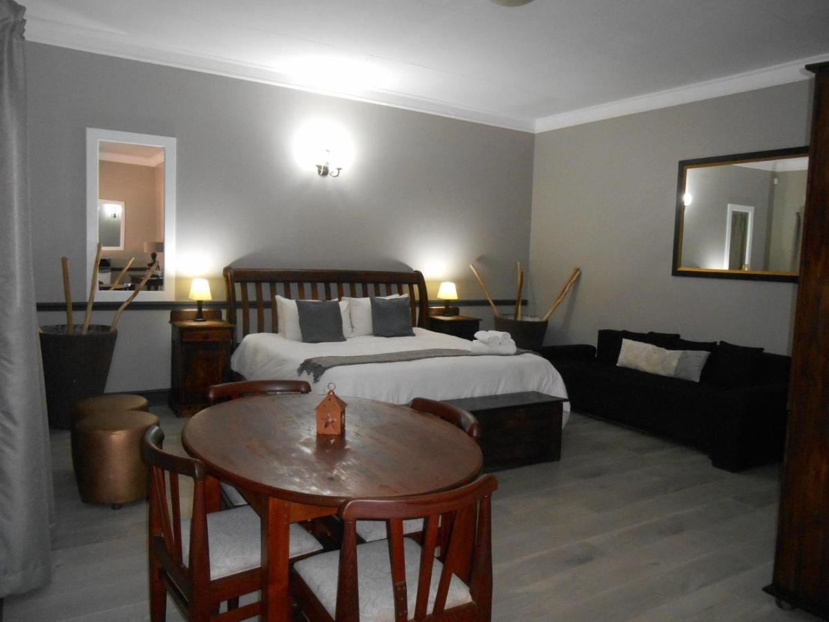 Oakwood Lodge Bloemfontein Ngoại thất bức ảnh A bedroom in a hotel