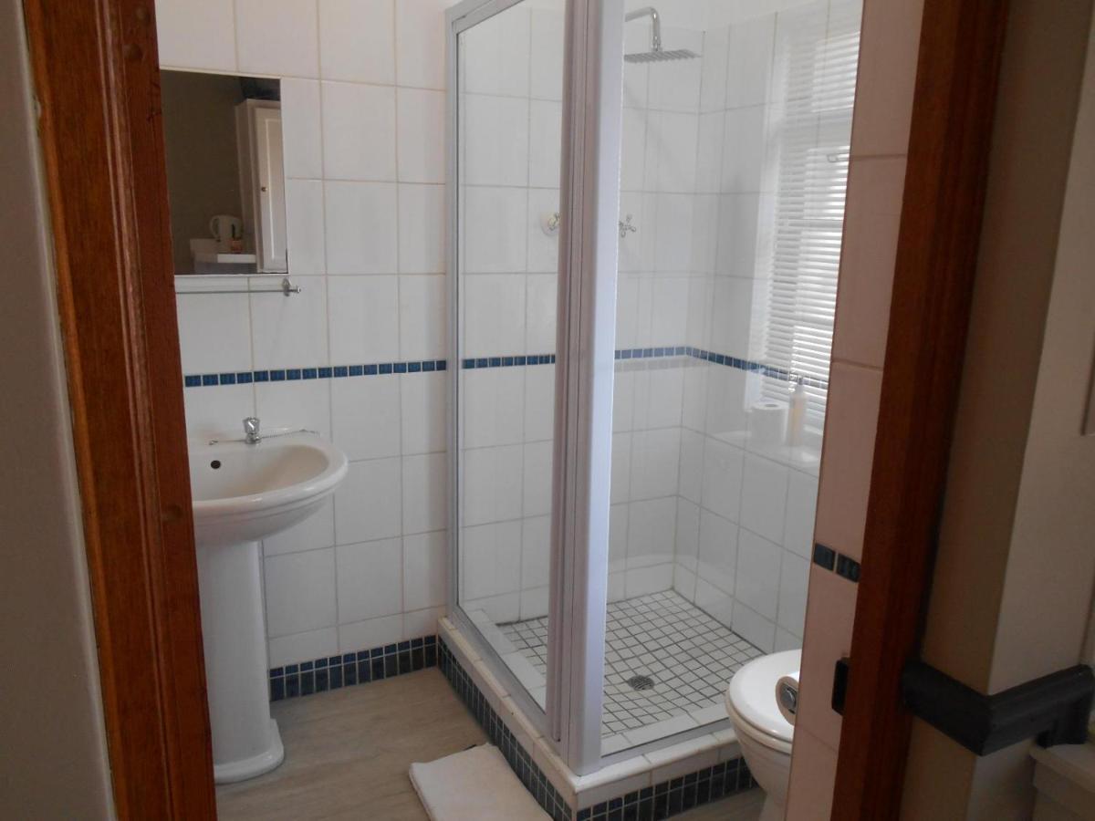 Oakwood Lodge Bloemfontein Ngoại thất bức ảnh A shower cubicle