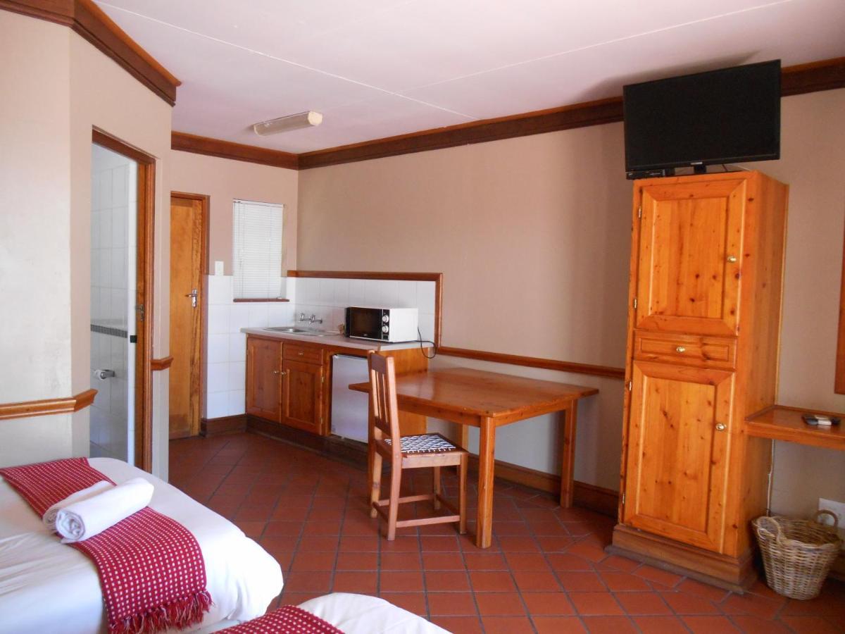 Oakwood Lodge Bloemfontein Ngoại thất bức ảnh A typical room at the hotel