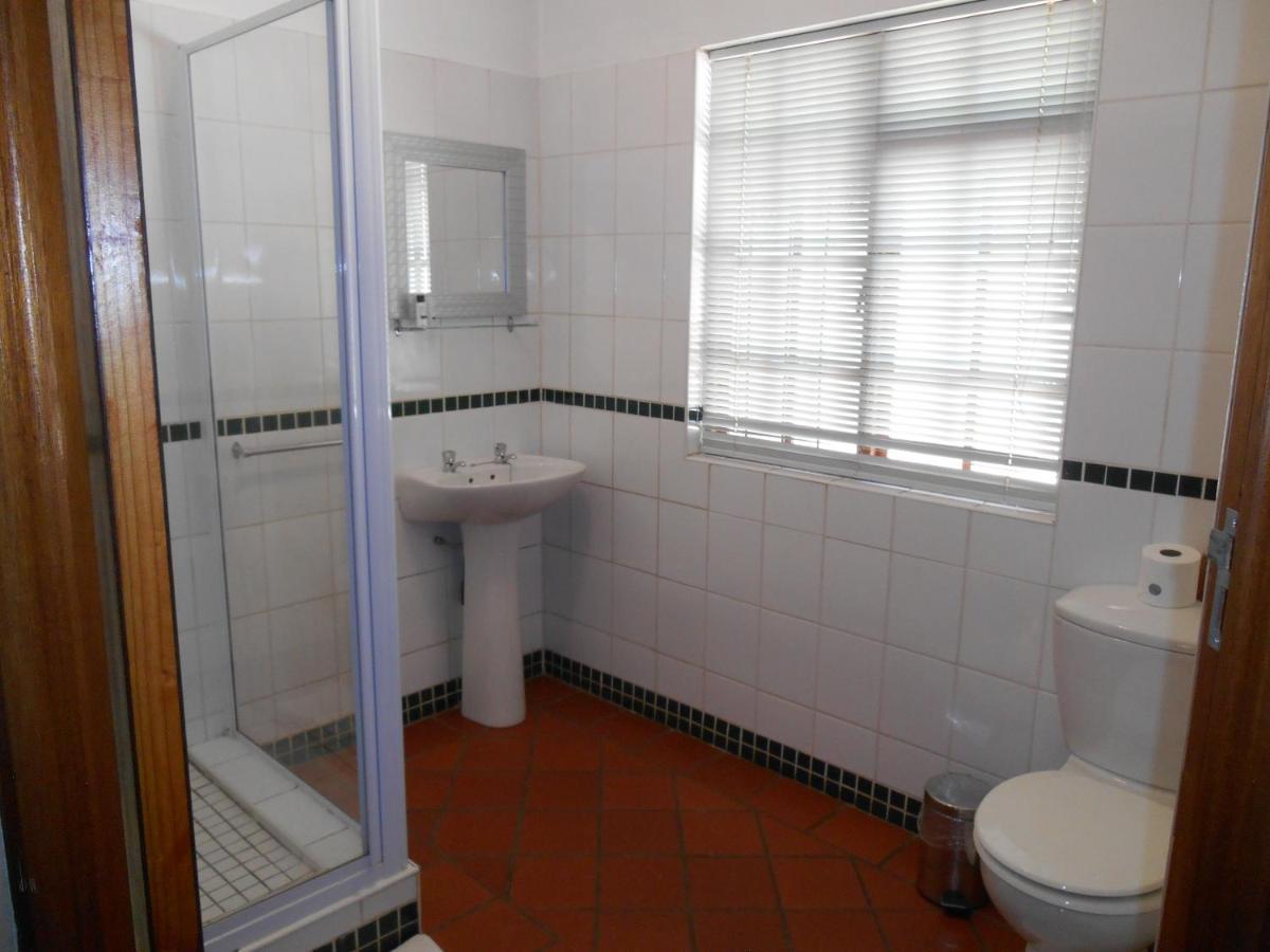 Oakwood Lodge Bloemfontein Ngoại thất bức ảnh Bathroom