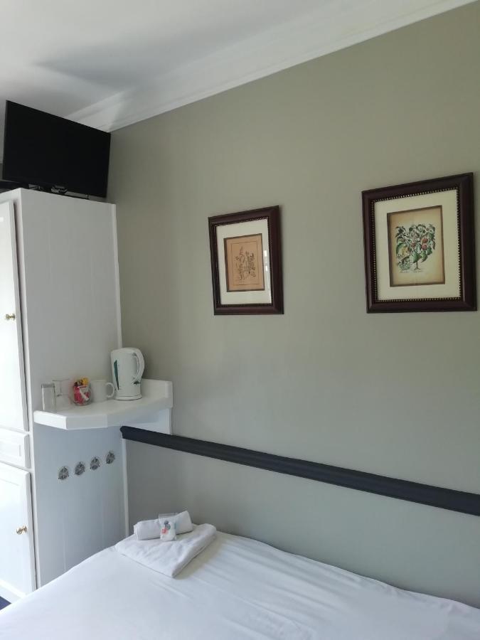Oakwood Lodge Bloemfontein Ngoại thất bức ảnh A typical room at the hospital