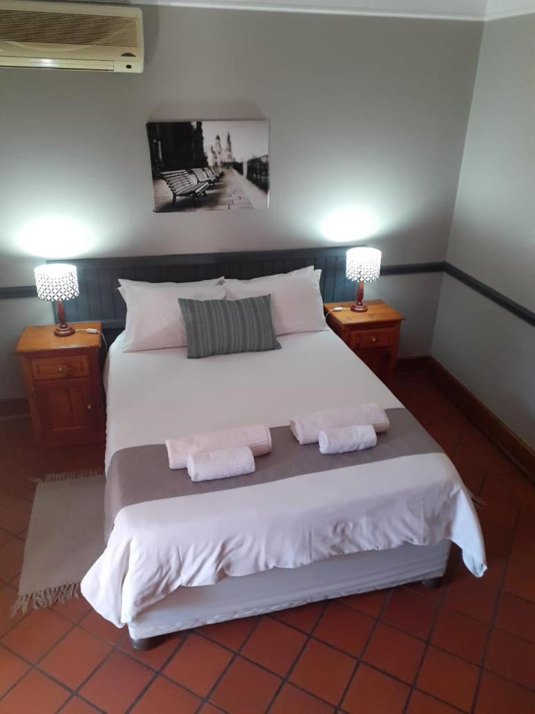 Oakwood Lodge Bloemfontein Ngoại thất bức ảnh A bedroom at the hotel