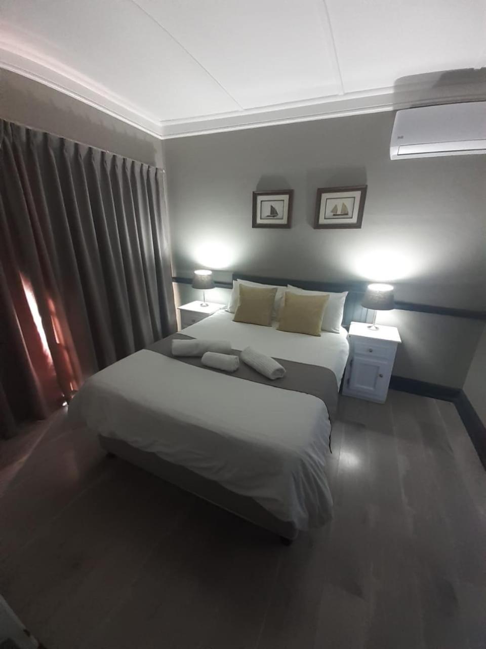 Oakwood Lodge Bloemfontein Ngoại thất bức ảnh A bedroom at the hotel