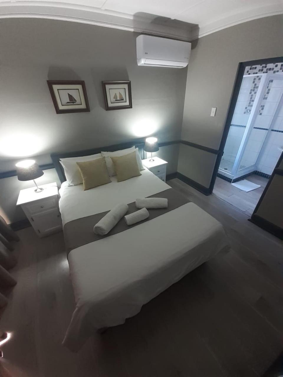 Oakwood Lodge Bloemfontein Ngoại thất bức ảnh A room at the hotel