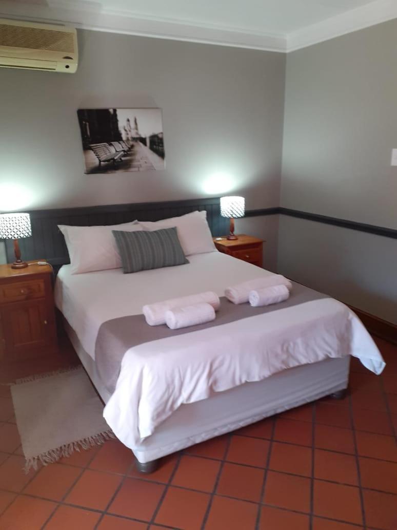 Oakwood Lodge Bloemfontein Ngoại thất bức ảnh A bedroom at the hotel