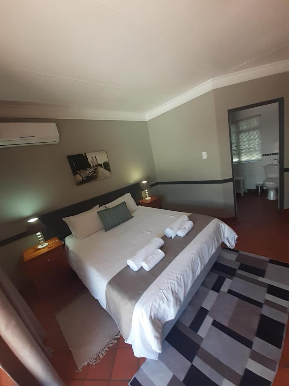 Oakwood Lodge Bloemfontein Ngoại thất bức ảnh A room at the Protea Hotel, Polokwane