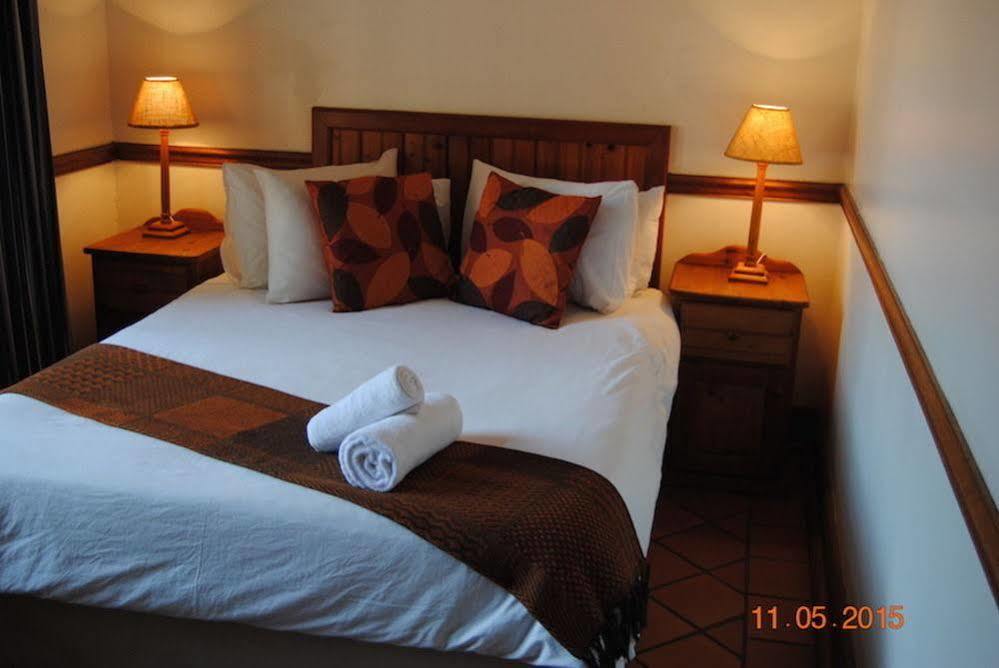 Oakwood Lodge Bloemfontein Ngoại thất bức ảnh A bedroom at the hotel