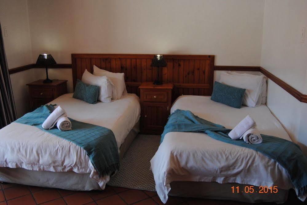 Oakwood Lodge Bloemfontein Ngoại thất bức ảnh A bedroom at the Protea Hotel, Port Elizabeth