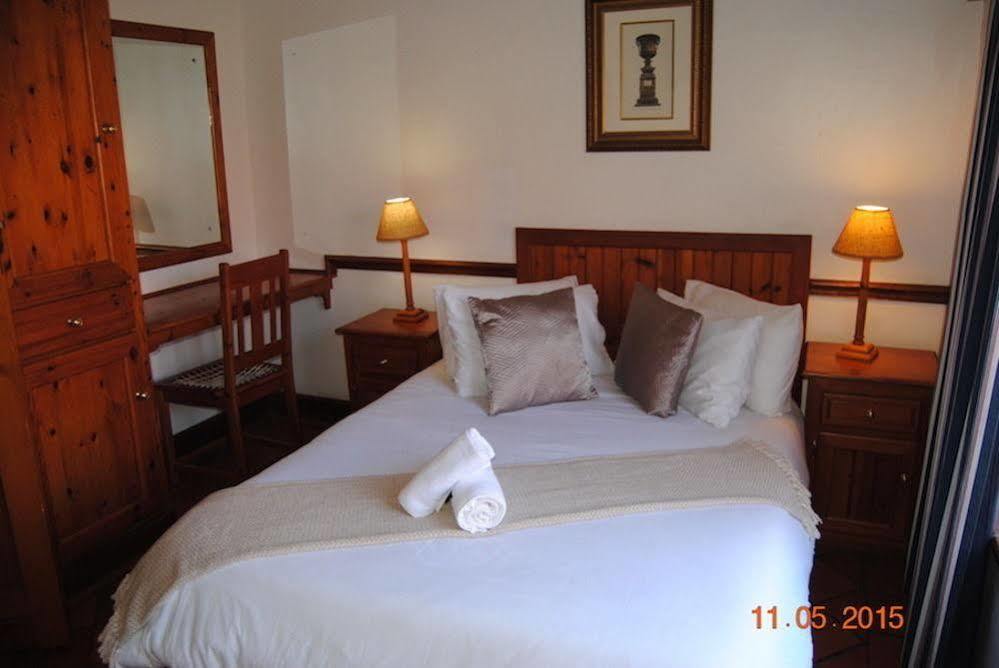 Oakwood Lodge Bloemfontein Ngoại thất bức ảnh A bedroom at the hotel