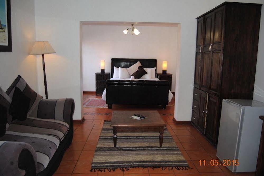 Oakwood Lodge Bloemfontein Ngoại thất bức ảnh A bedroom in a guest house in South Africa