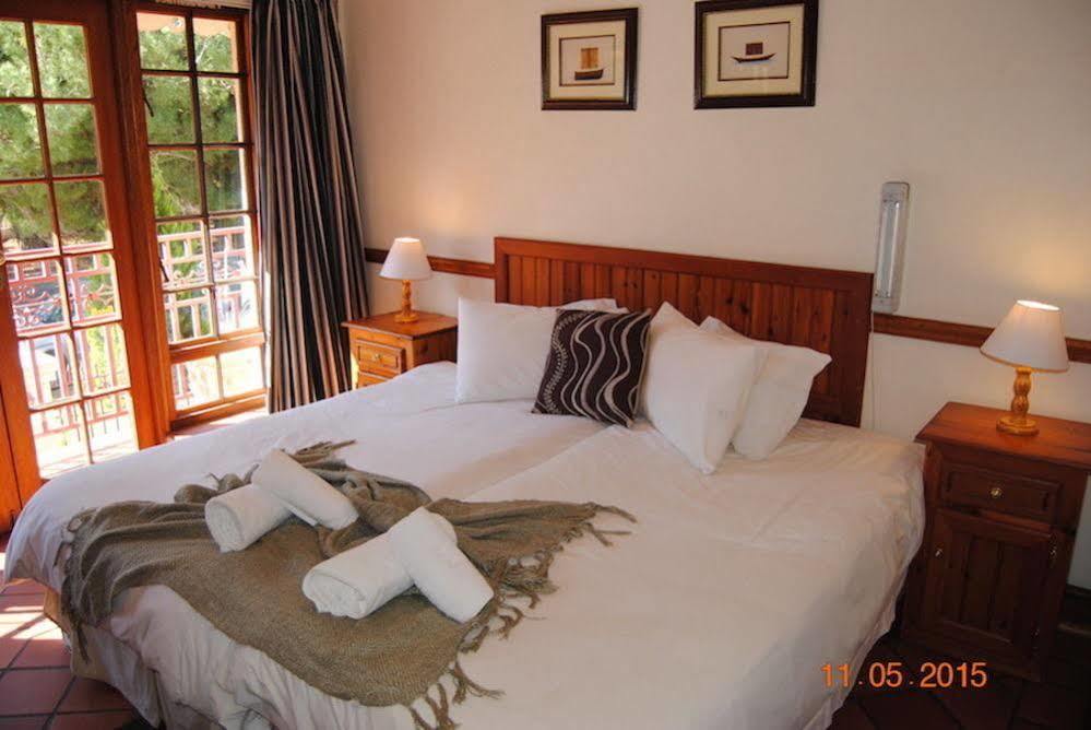 Oakwood Lodge Bloemfontein Ngoại thất bức ảnh A bedroom at the hotel