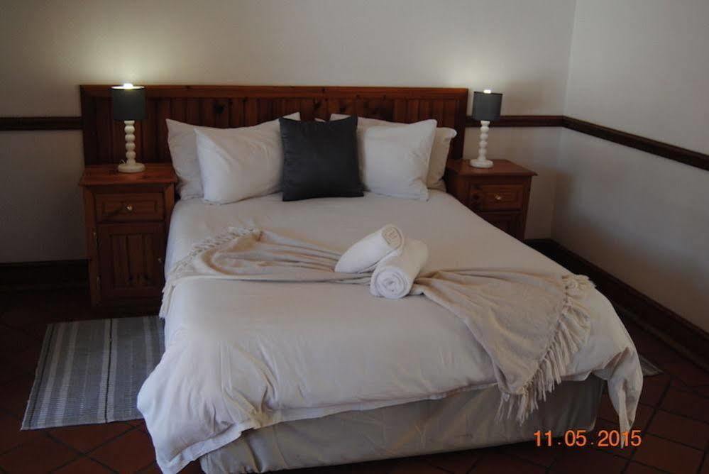 Oakwood Lodge Bloemfontein Ngoại thất bức ảnh A bed with a throw