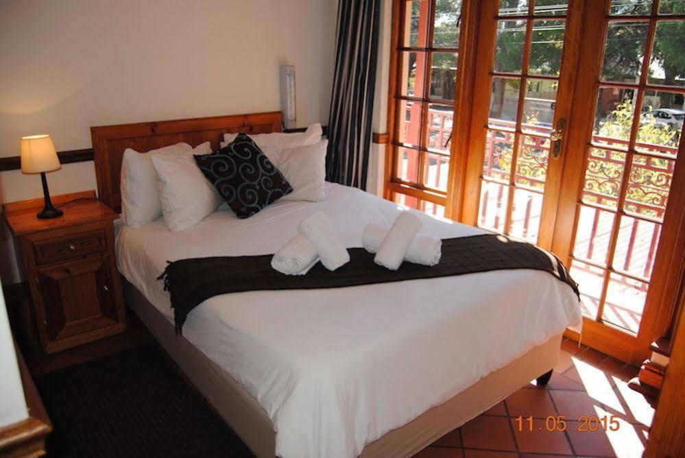 Oakwood Lodge Bloemfontein Ngoại thất bức ảnh A guest room at the hotel