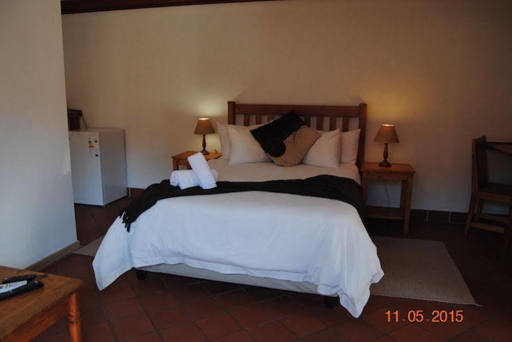 Oakwood Lodge Bloemfontein Ngoại thất bức ảnh A bedroom at the lodge