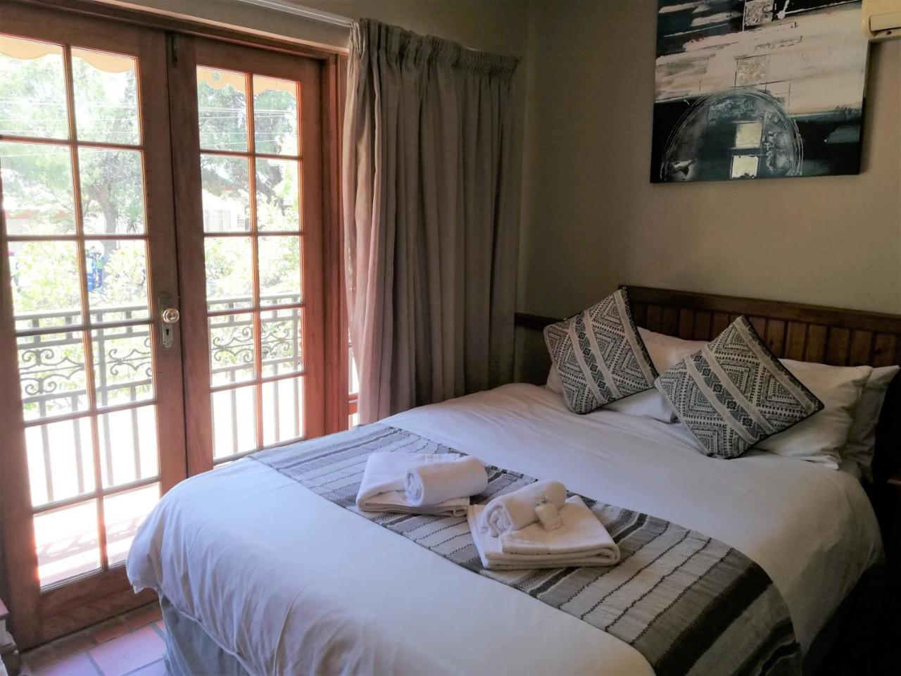 Oakwood Lodge Bloemfontein Ngoại thất bức ảnh A bedroom at the Protea Hotel, Stellenbosch