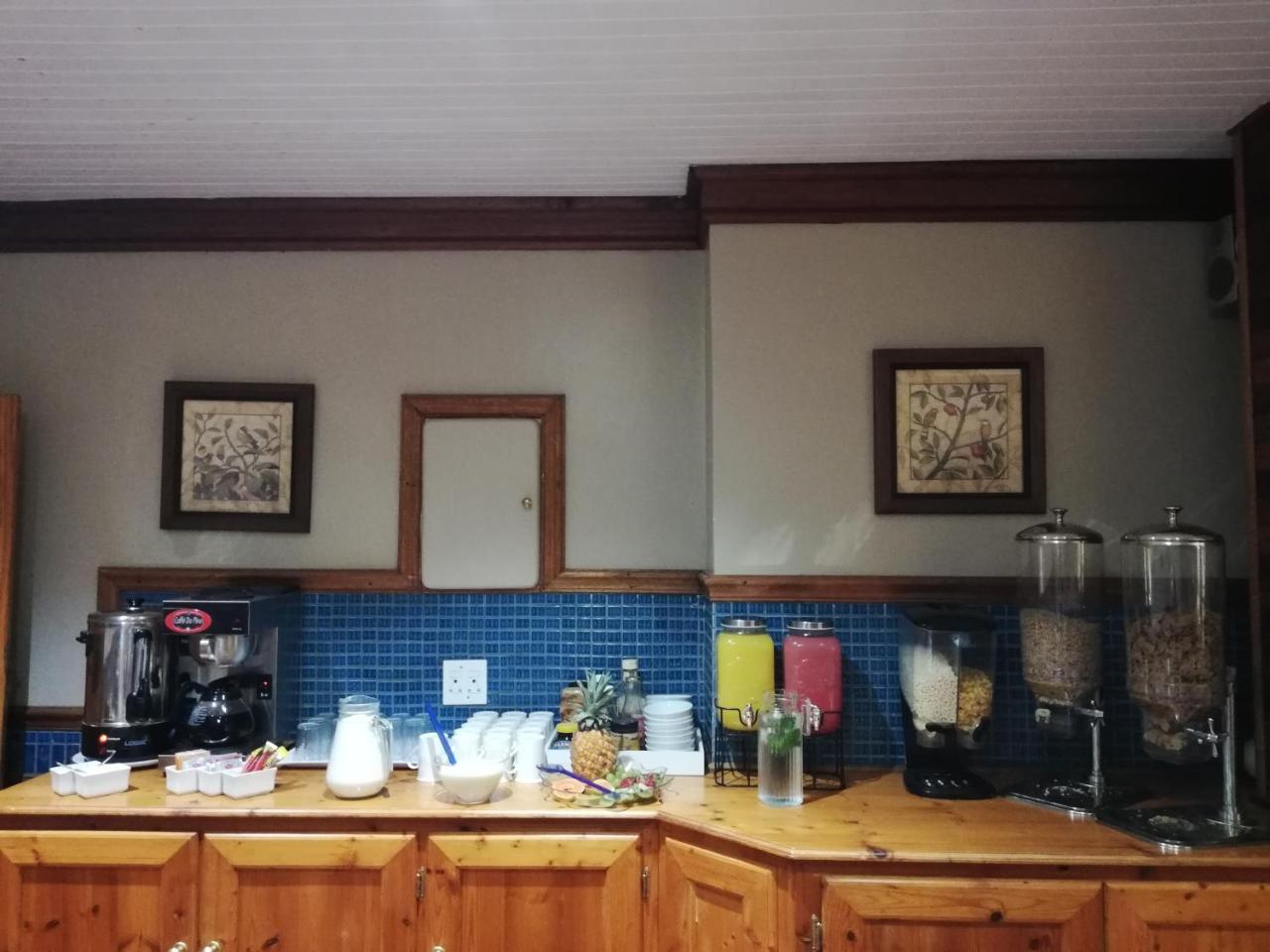Oakwood Lodge Bloemfontein Ngoại thất bức ảnh The kitchen at the station